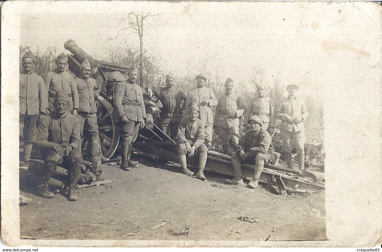 MILITAIRES DEVANT UN CANON , MILITAIRE ASSIS SUR DES OBUS     CARTE PHOTO  OCTOBRE 1918 - Krieg, Militär