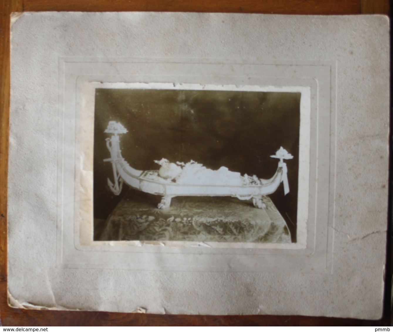 Large Baby Post Mortem Photo [boat] - Ancianas (antes De 1900)