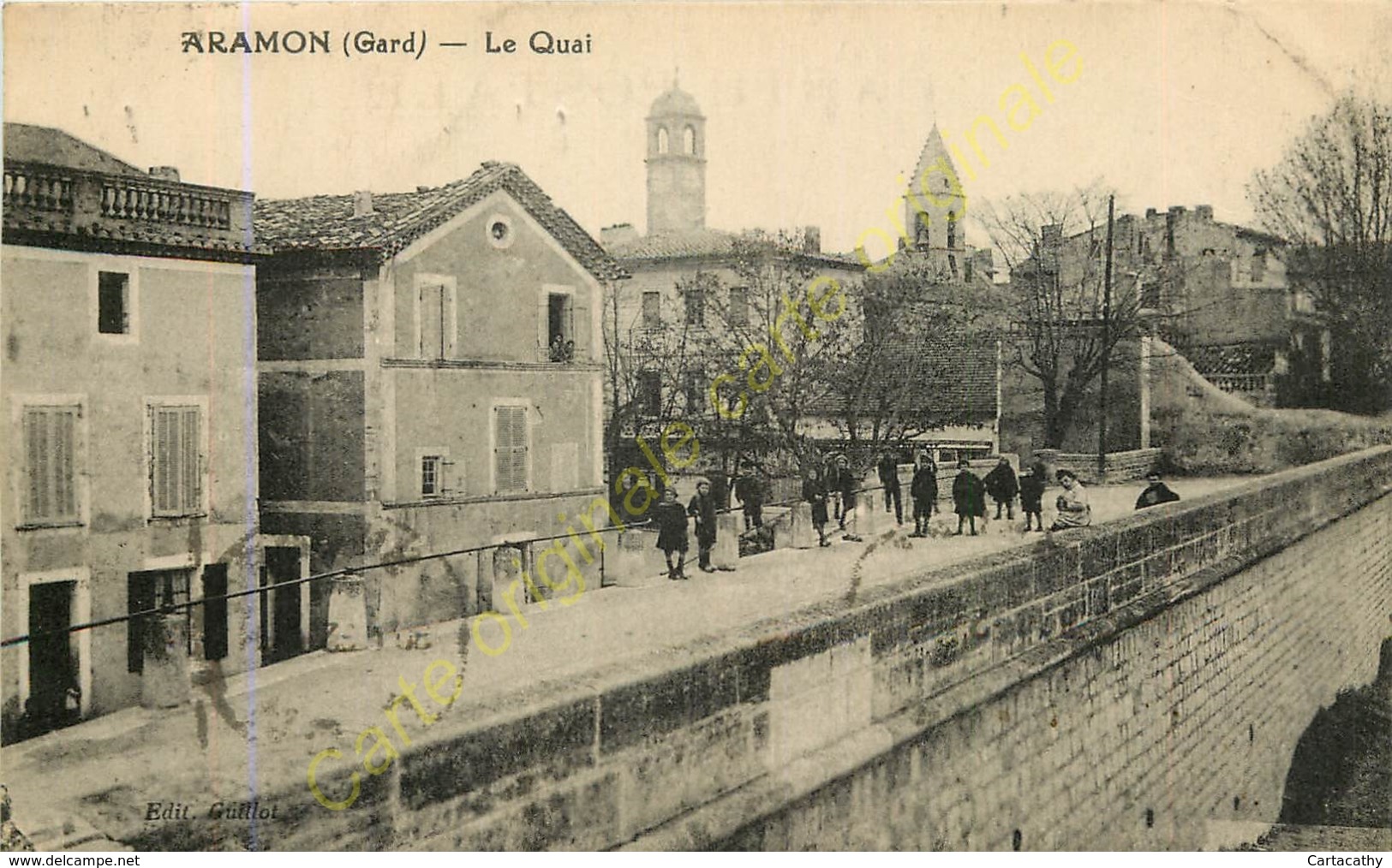 30.  ARAMON .  Le Quai .  CPA Animée . - Aramon