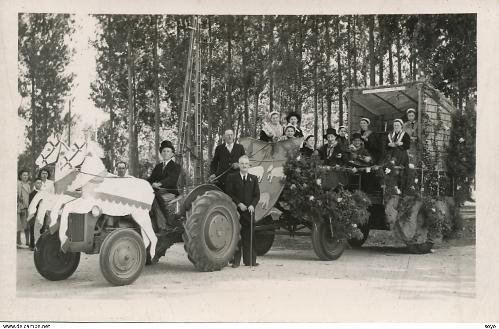 Carte Photo Comice Baugy  14/08/1949  Edit Eyrault La Guerche Aubois Char Du Berry Tracteur Chevaux Joueur Vielle - Baugy