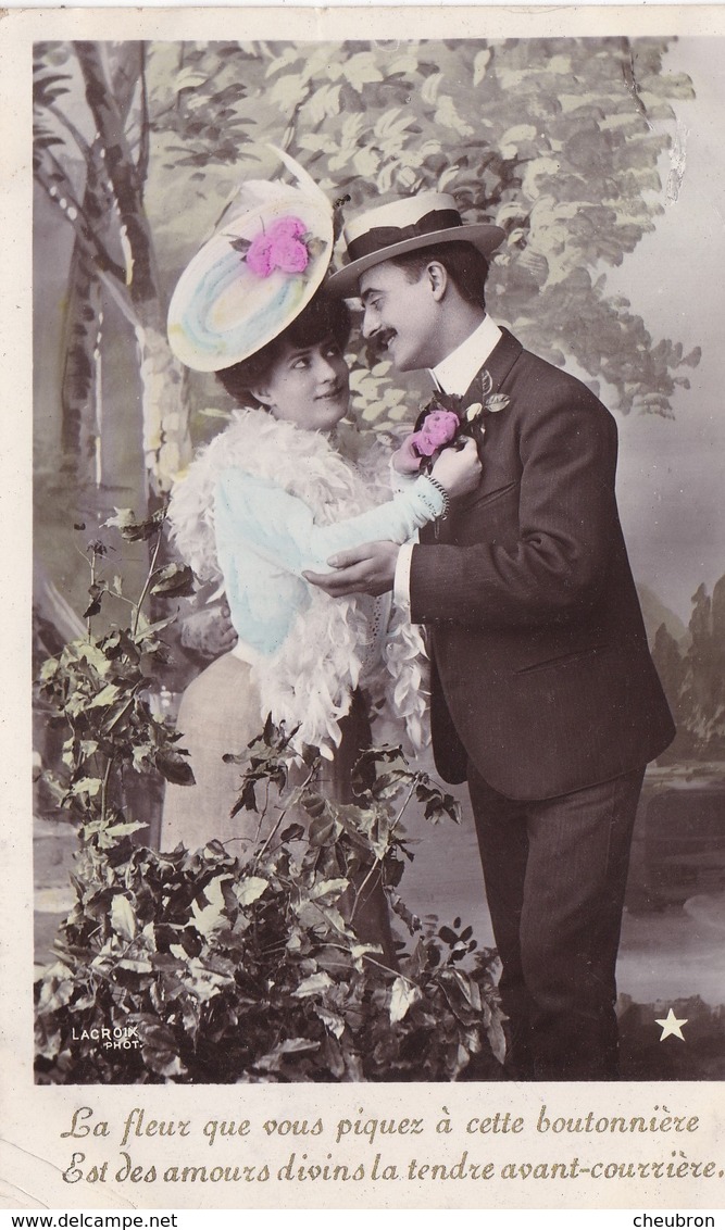 CARTE FANTAISIE. COUPLE. SÉRIE COMPLÈTE DE 5 CARTES COLORISÉES " LA FLEUR AU CORSAGE  ". ANNÉE 1906 - Couples