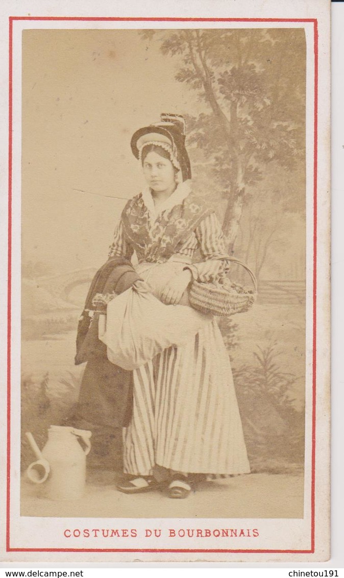 Femme En Costume Du Bourbonnais - Anciennes (Av. 1900)