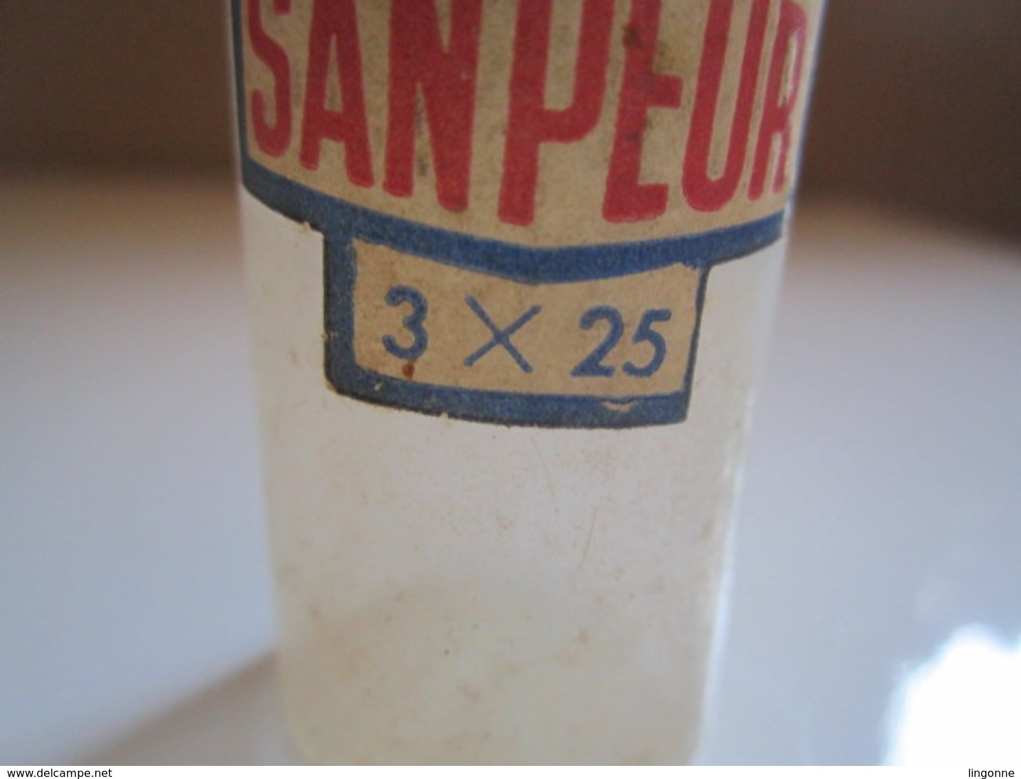 6 Anciennes boites en tube plastique de marque SANPEUR 3 BLEUS 3 VERTES (Boite pour ?? chasseur ? Chasse ?) Haut 5,5 cm