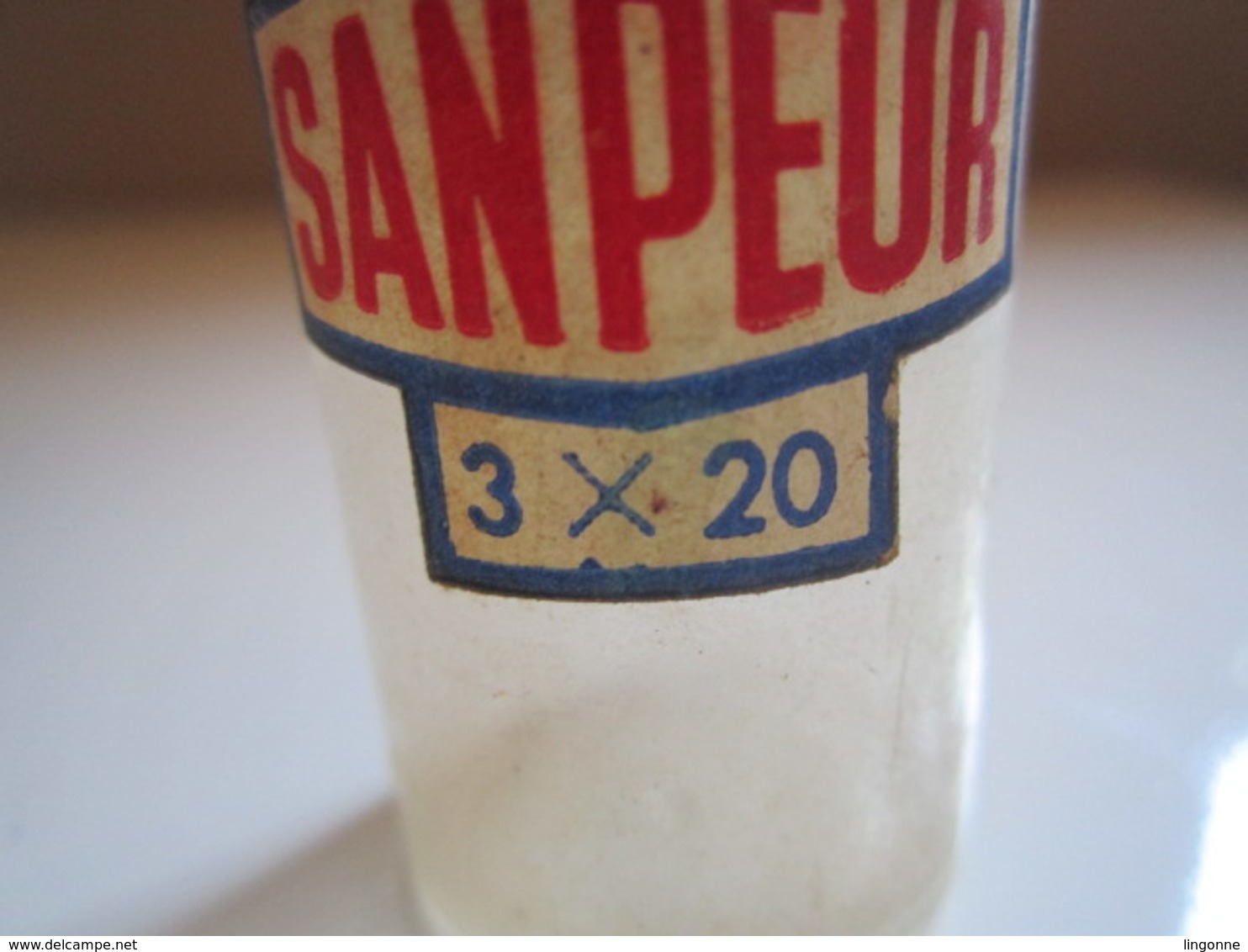 6 Anciennes boites en tube plastique de marque SANPEUR 3 BLEUS 3 VERTES (Boite pour ?? chasseur ? Chasse ?) Haut 5,5 cm