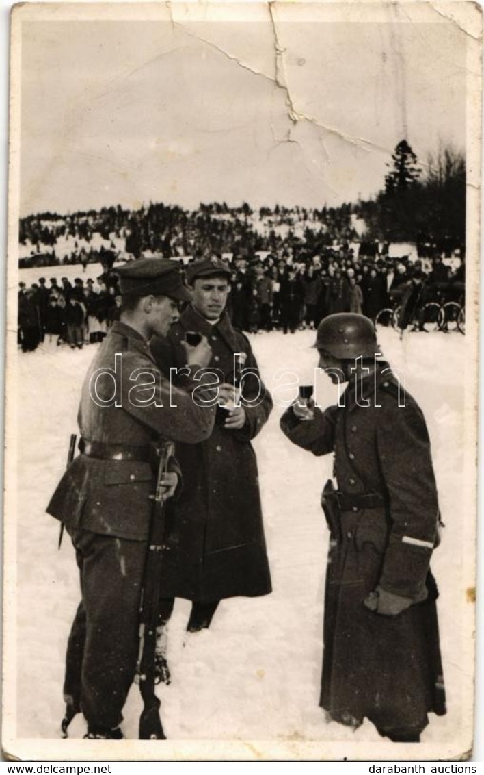 T4 1939 Uzsok, Uzok, Uzhok; Magyar-Lengyel Baráti Találkozás A Visszafoglalt Ezeréves Határon, Borral Koccintó Katonák / - Ohne Zuordnung