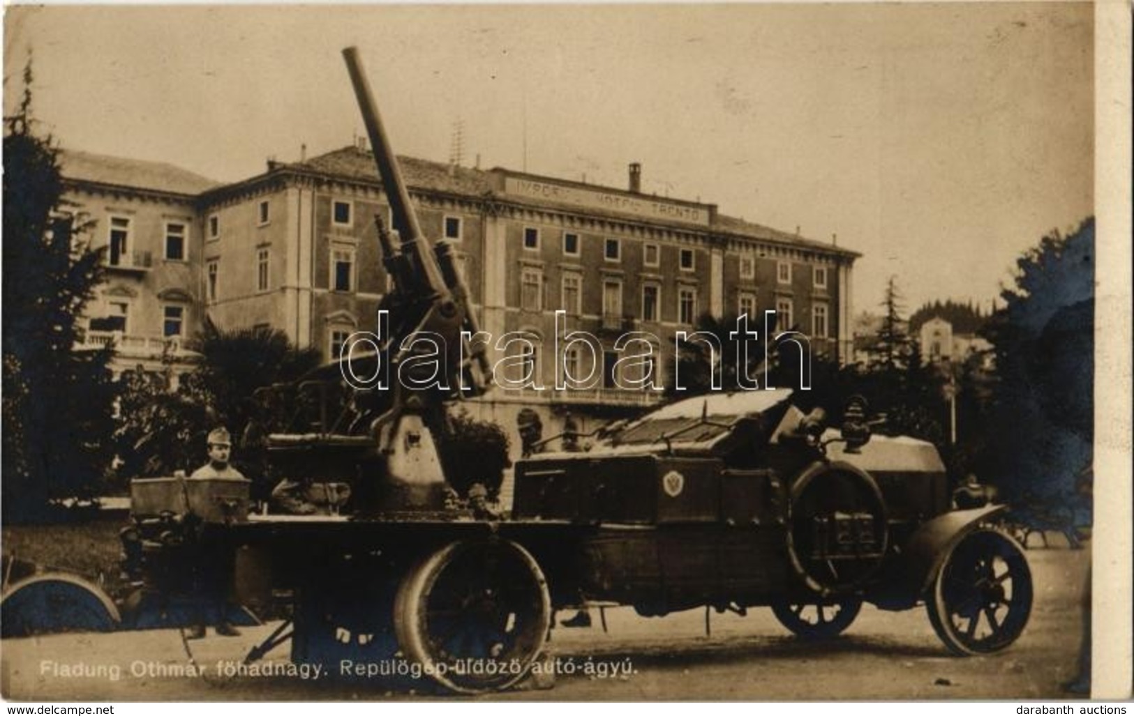 ** T2 Repülőgép-üldöző Autó-ágyú (légvédelmi ágyú) Az Imperial Hotel Trento Szálloda Előtt. Fladung Othmár Főhadnagy Fel - Ohne Zuordnung