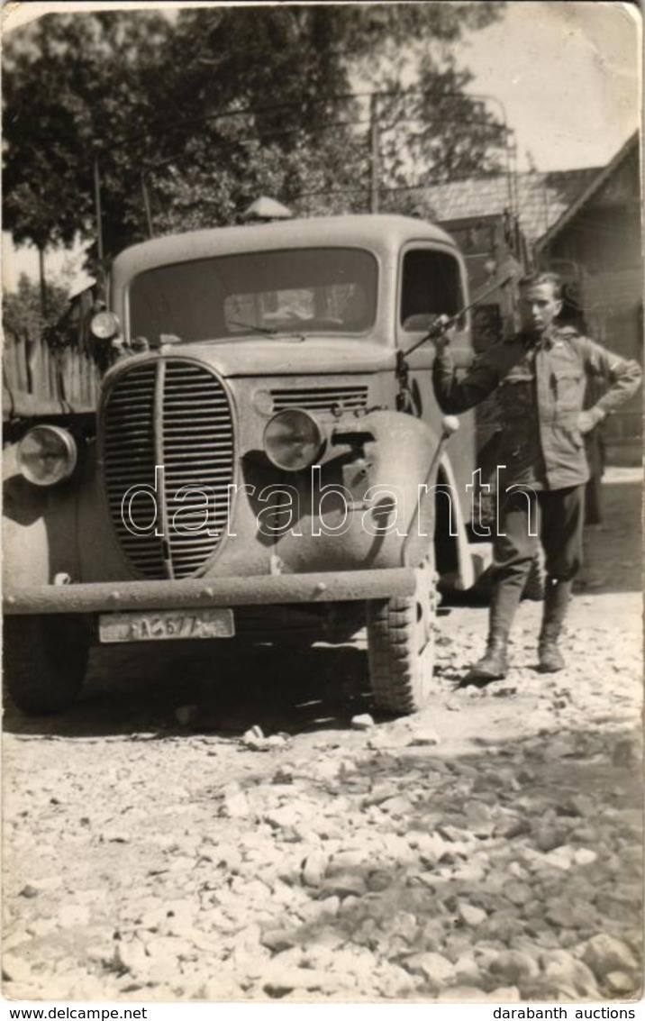 * T2/T3 1943 Magyar Katona Egy Teherautó Mellett Gyergyószentmiklóson / WWII Hungarian Soldier Next To A Truck In Sfantu - Ohne Zuordnung