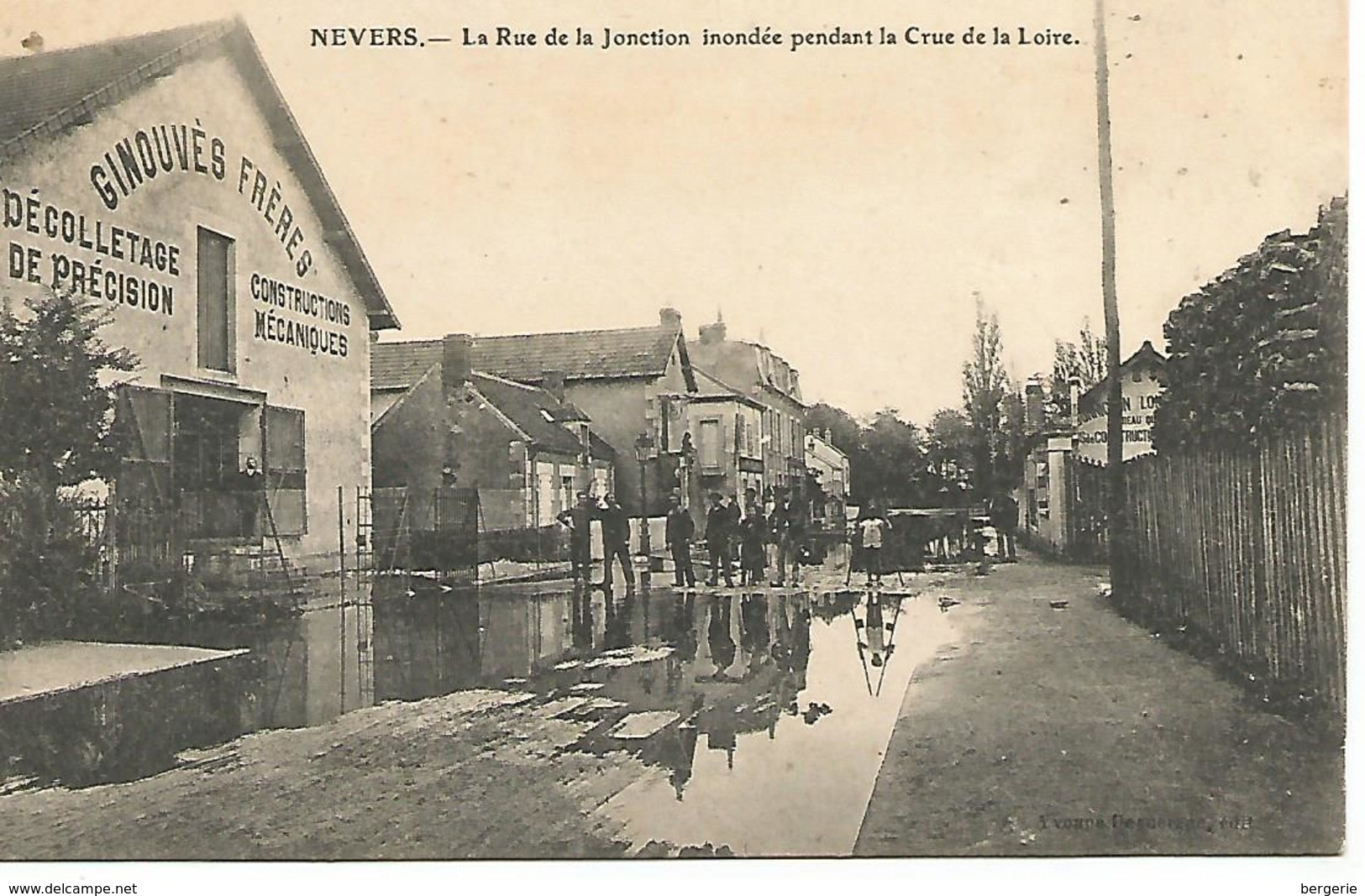 Col4/   58   Nevers     Rue De La Jonction    Inondée Pendant La Crue De La Loire   (animations) - Nevers