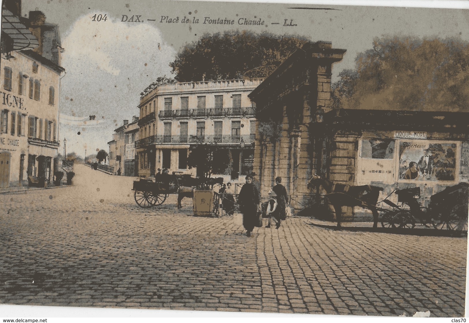 DAX - PLACE DE LA FONTAINE CHAUDE - SUPERBE ANIMATION - VERS 1900 - Dax