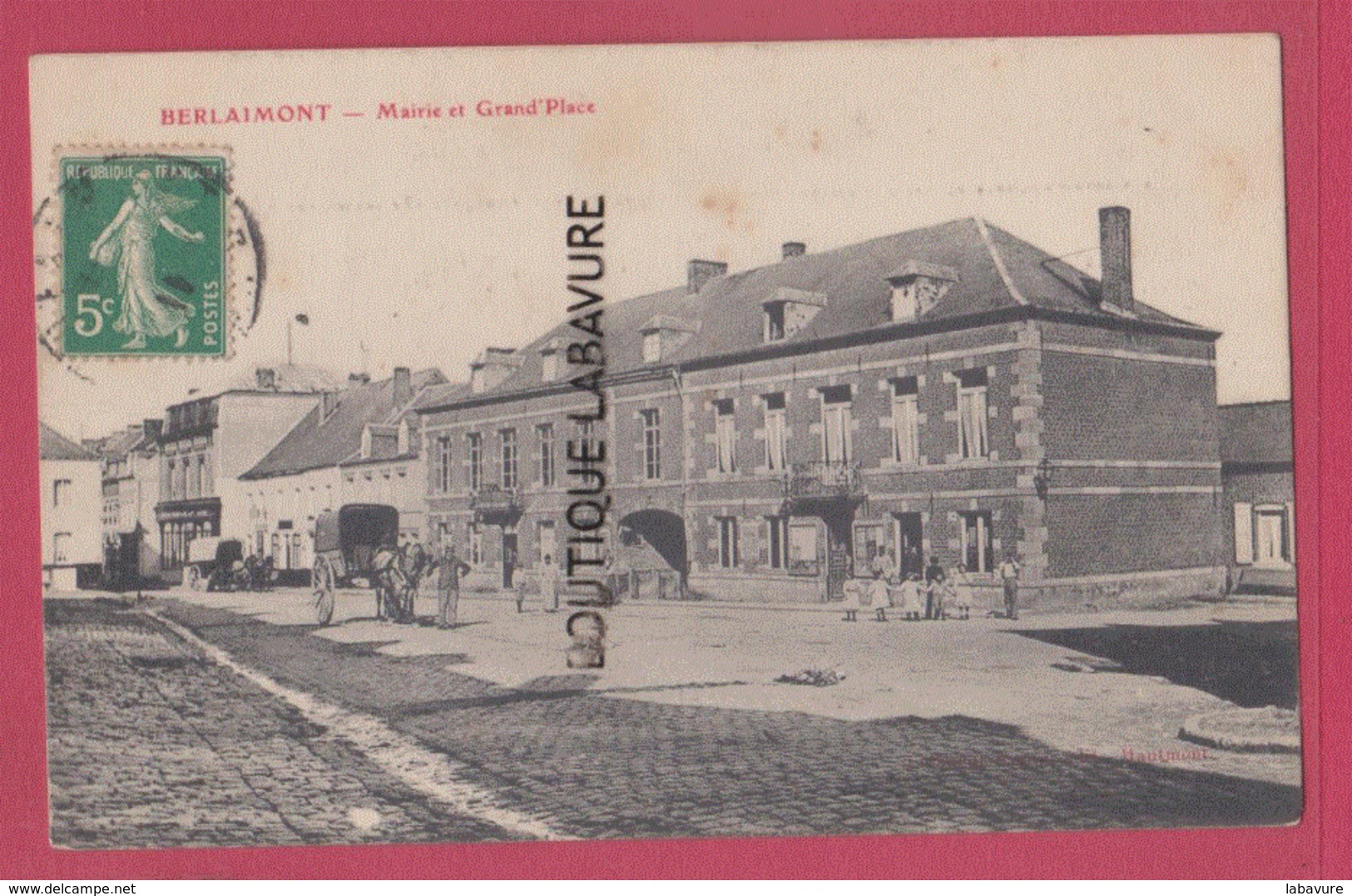 59 - BERLAIMONT---Mairie Et Grand ' Place----anime - Berlaimont