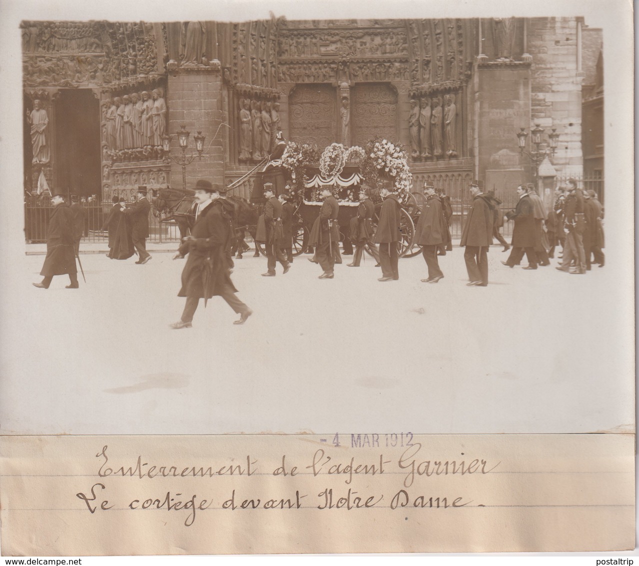 ENTERREMENT DE L'AGENT GARNIER LE CORTÈGE DEVANT NOTRE DAME PARIS 18*13CM Maurice-Louis BRANGER PARÍS (1874-1950) - Autres & Non Classés