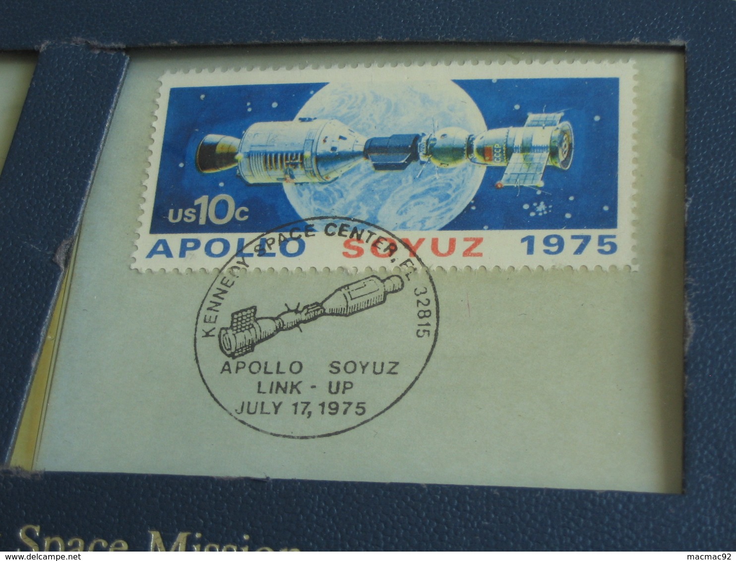 Présentoir +timbres + Médaille - COMMEMORATION  OF THE APOLLO-SOYUZ SPACE MISSION     **** EN ACHAT IMMÉDIAT **** - Autres & Non Classés