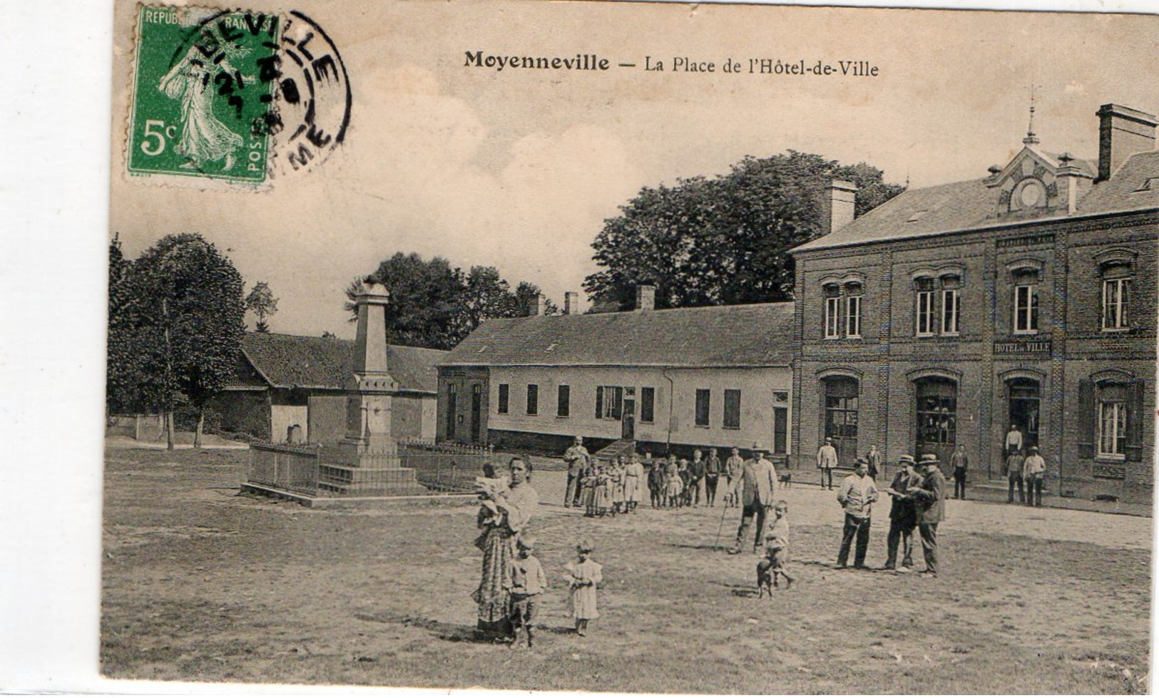 MOYENNEVILLE - La Place De L' Hotel De Ville - Other & Unclassified