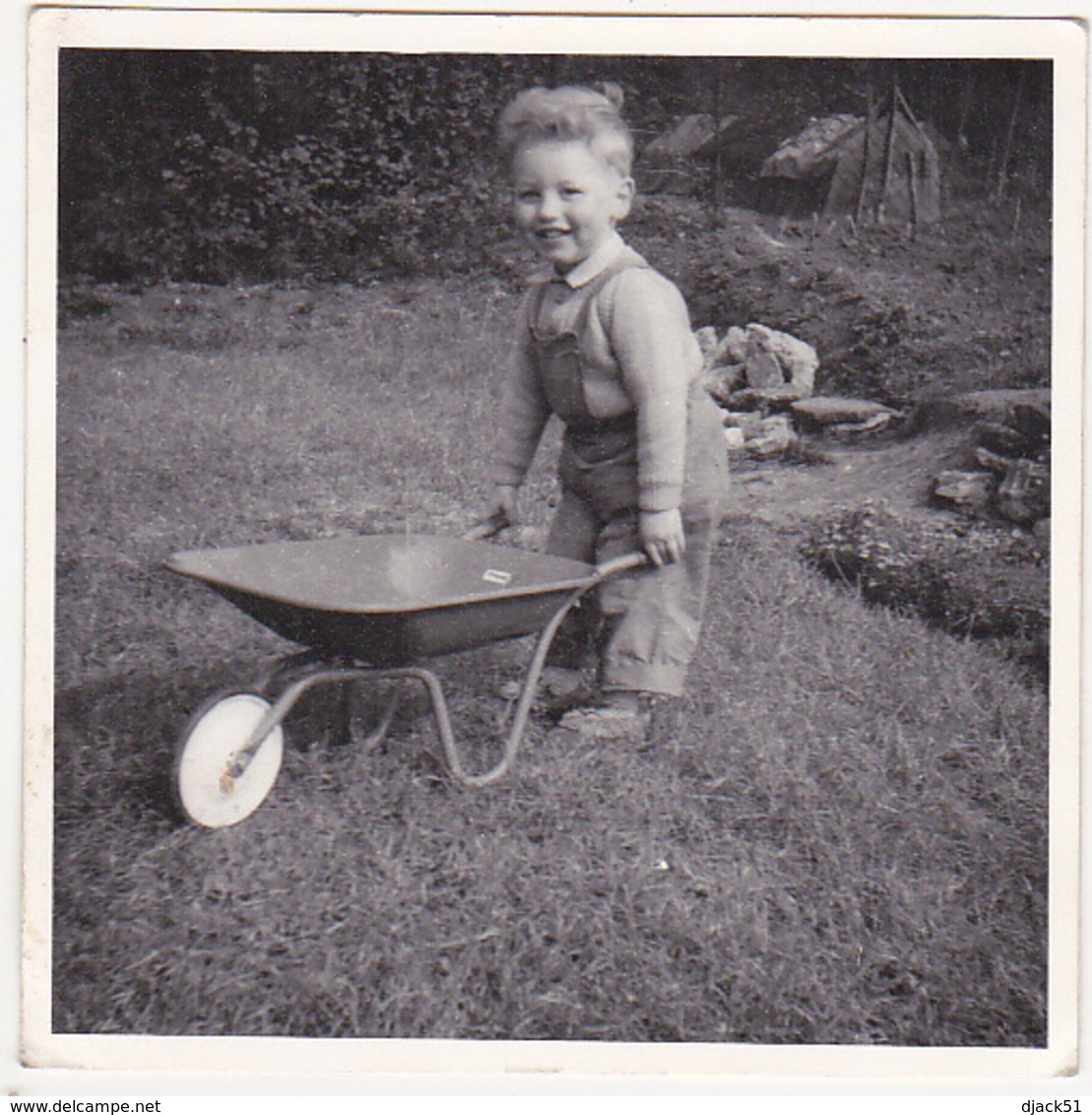 Lot De 5 Photographies Amateur / Enfants / Cerceau, Brouette, Jouets, Toys (Provenance Belgique) - Années 50 - 60 - Personnes Anonymes