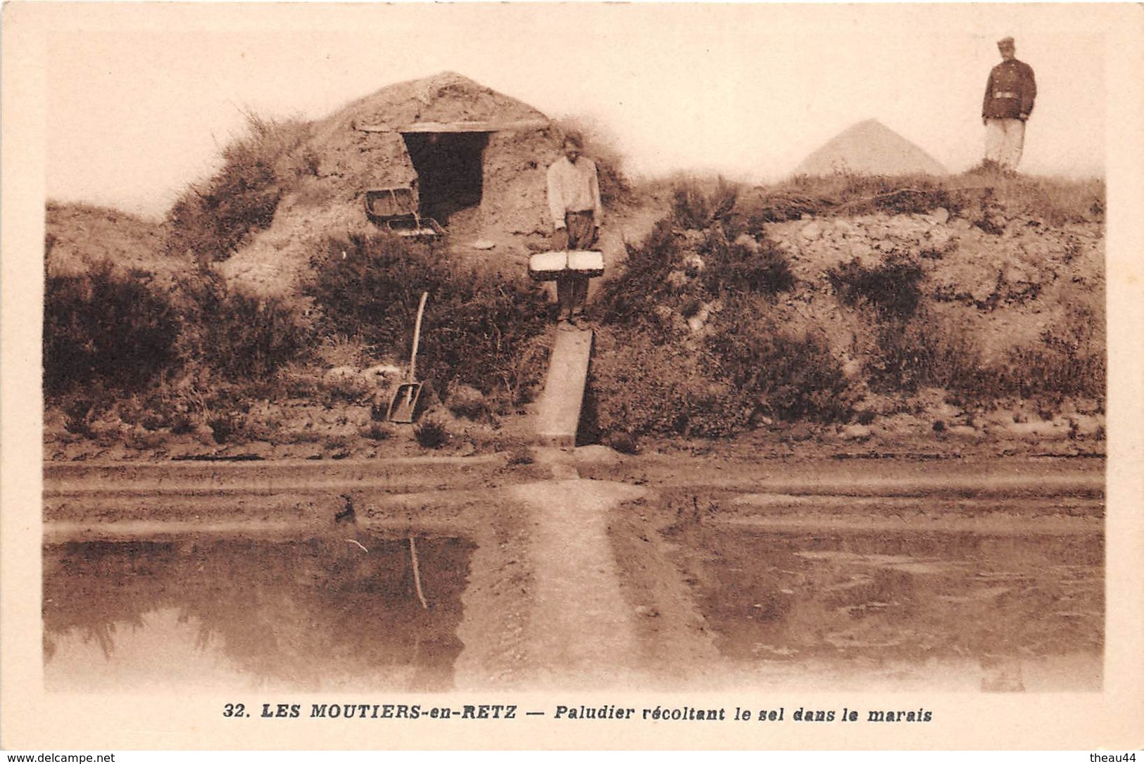 ¤¤  - LES-MOUTIERS-en-RETZ   -  Paludier Récoltant Le Sel Dans Les Marais   -   Douanier   -   ¤¤ - Les Moutiers-en-Retz