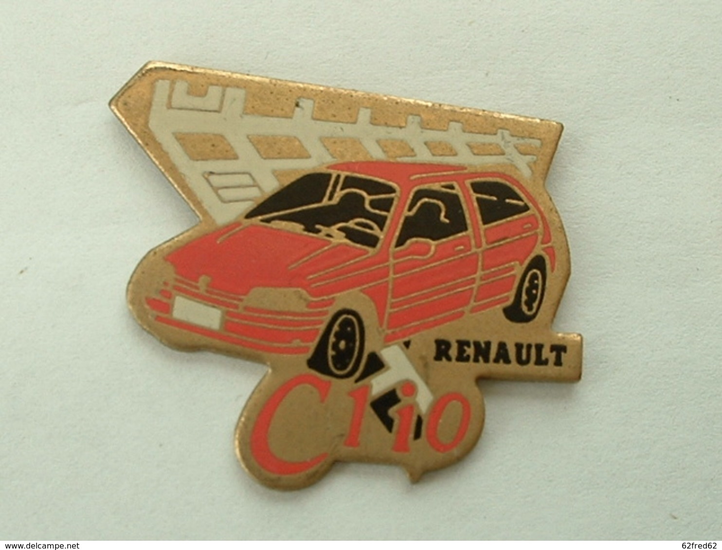 PIN'S RENAULT CLIO ROSE - Renault