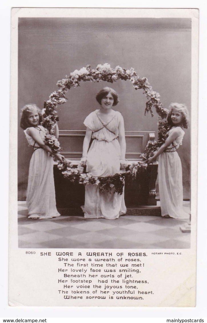 AK36 Children - Three Girls With A Wreath Of Roses - RPPC - Children And Family Groups