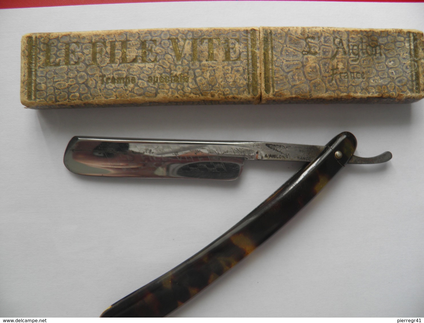 RASOIR-COUPE CHOU-VERS 1930?-AIGLON-FILE VITE-CHASSE-Brune-Transparente- MATIERE BAKELITE ?-BE-Fissure A L Axe Lame/Etui - Accessoires