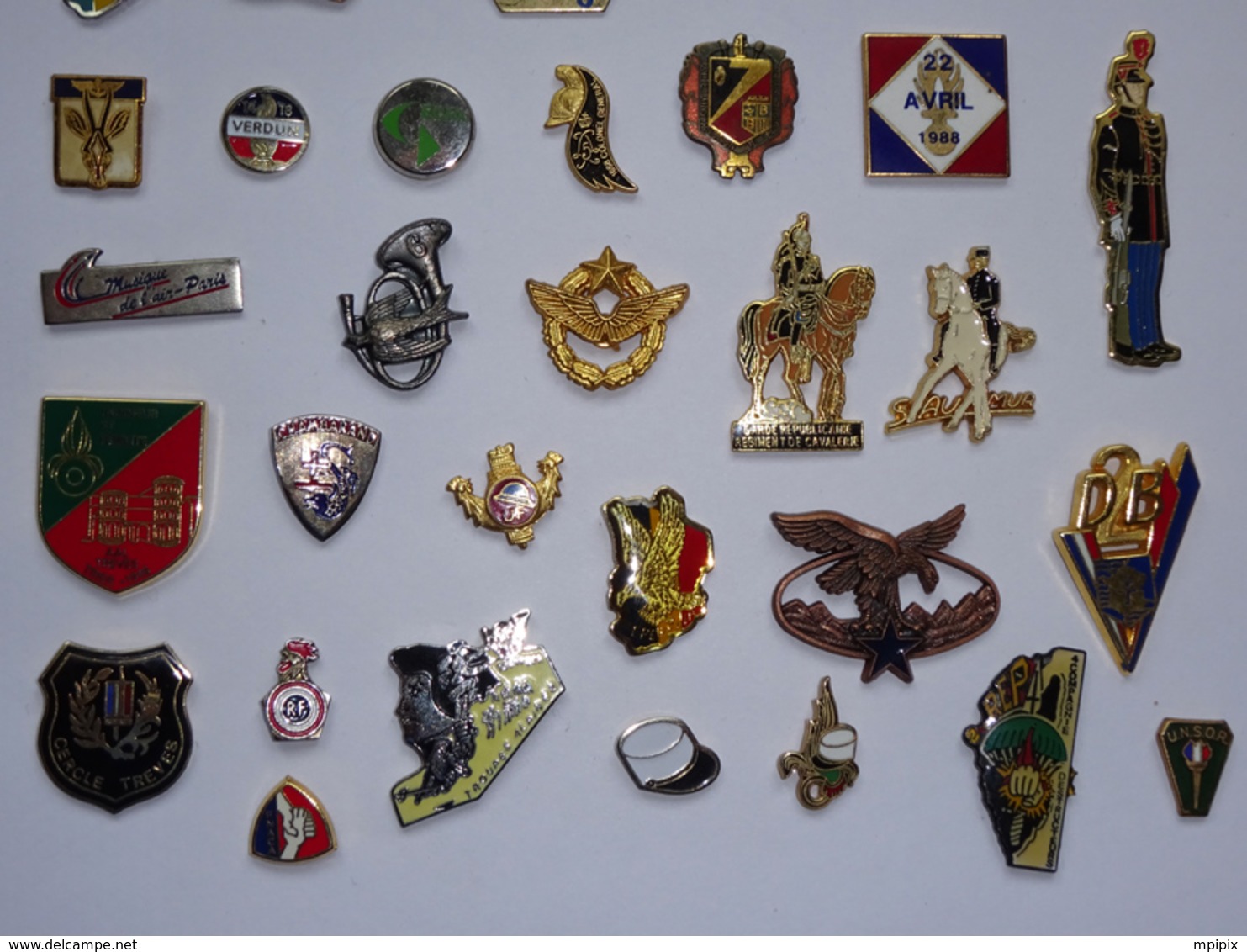 Lot De 43 Pin's Militaria Para Armée Terre Légion Verdun FFA 2°DB BCA Chasseurs Alpins Saumur Croix De Lorraine - Militair & Leger