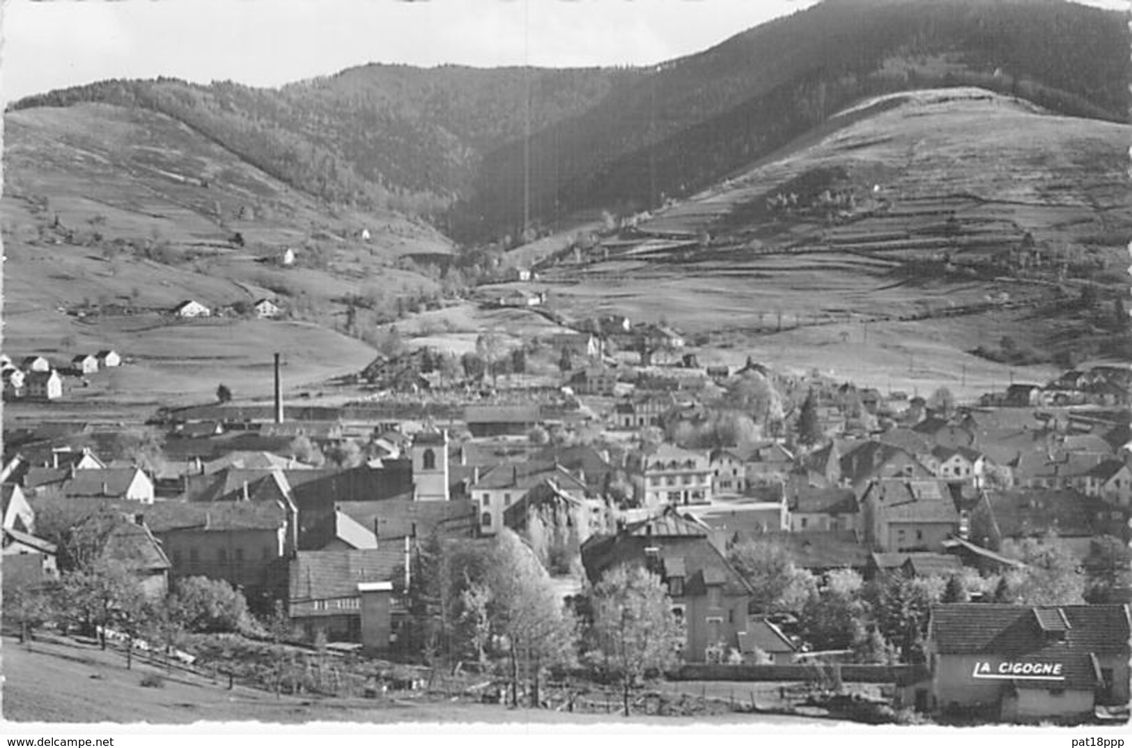 ** Lot De 2 Cartes ** BUSSANG : Vue Générale / Mairie Et Eglise - CPSM Noir Blanc Format CPA - Vosges - Bussang