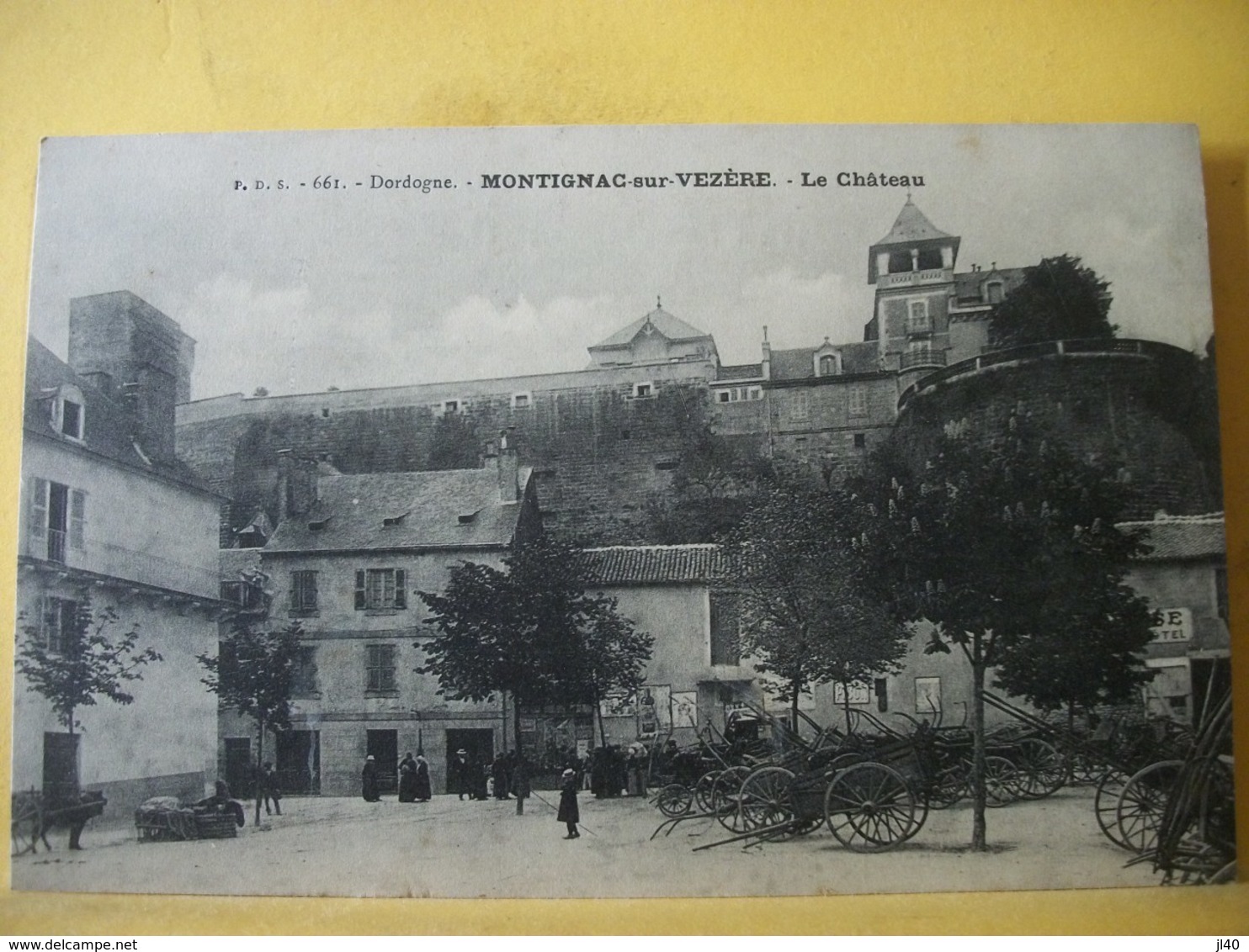 T2 3838 - RARE 24 MONTIGNAC SUR VEZERE. LE CHATEAU - ANIMATION. LA PLACE CARNOT. NOMBREUSES CHARETTES - Palavas Les Flots