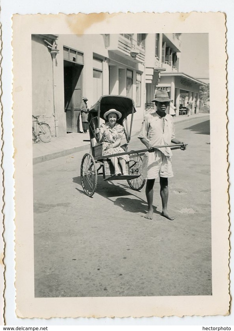 Au Fond Hotel Ou Nous Logions 50s Femme Tuk Tuk Chaise à Porteur ATTELAGE Vinaigrette à Situer Identifier Chariot Bras - Anonyme Personen