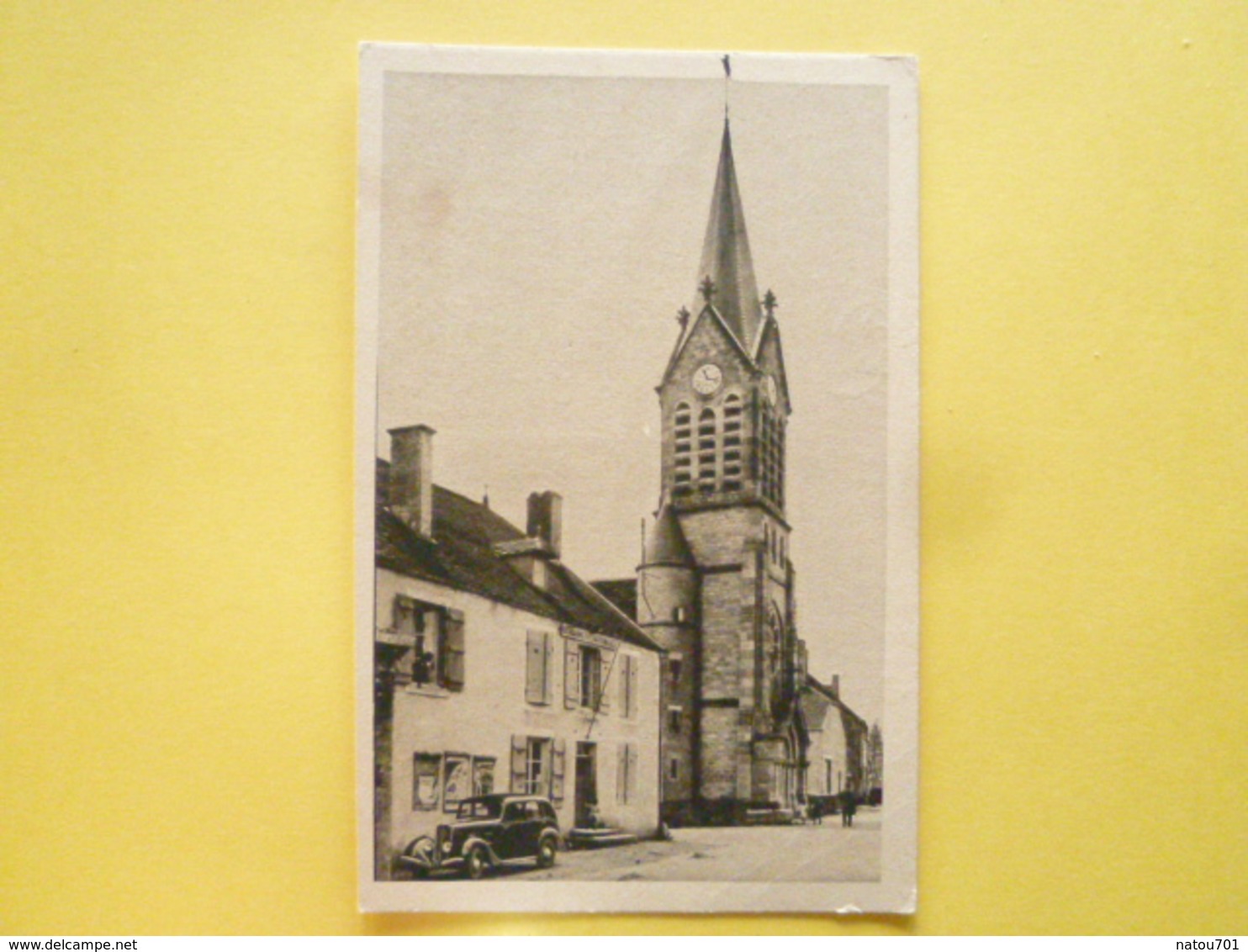 V10--52--haute Marne--longeau-eglise Et La Gendarmerie--voiture-- - Le Vallinot Longeau Percey