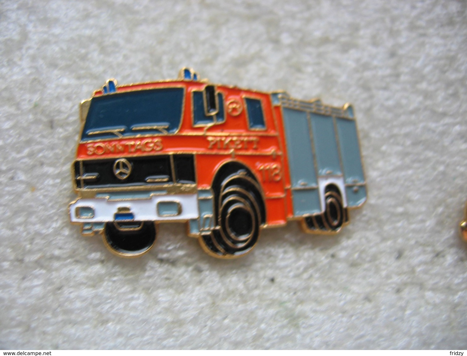 Pin's D'un Camion De Pompiers De La Marque Mercedes. SONNTAGS Pikett - Pompiers