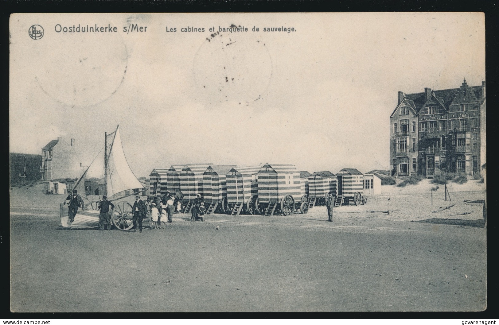 OOSTDUINKERKE   LES CABINES ET BARQUETTE DE SAUVETAGE - Oostduinkerke