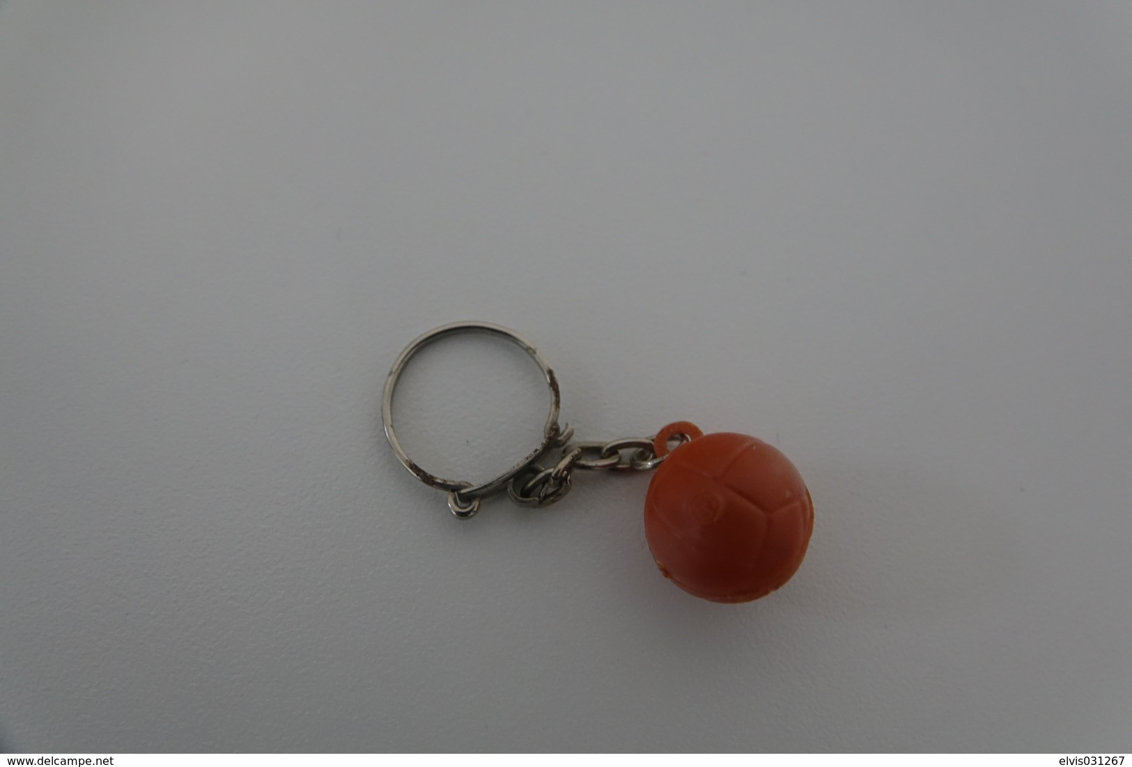 Vintage KEYCHAIN : VOLLEY BALL -  RaRe - 1980's - Porte-cles - Porte-clefs