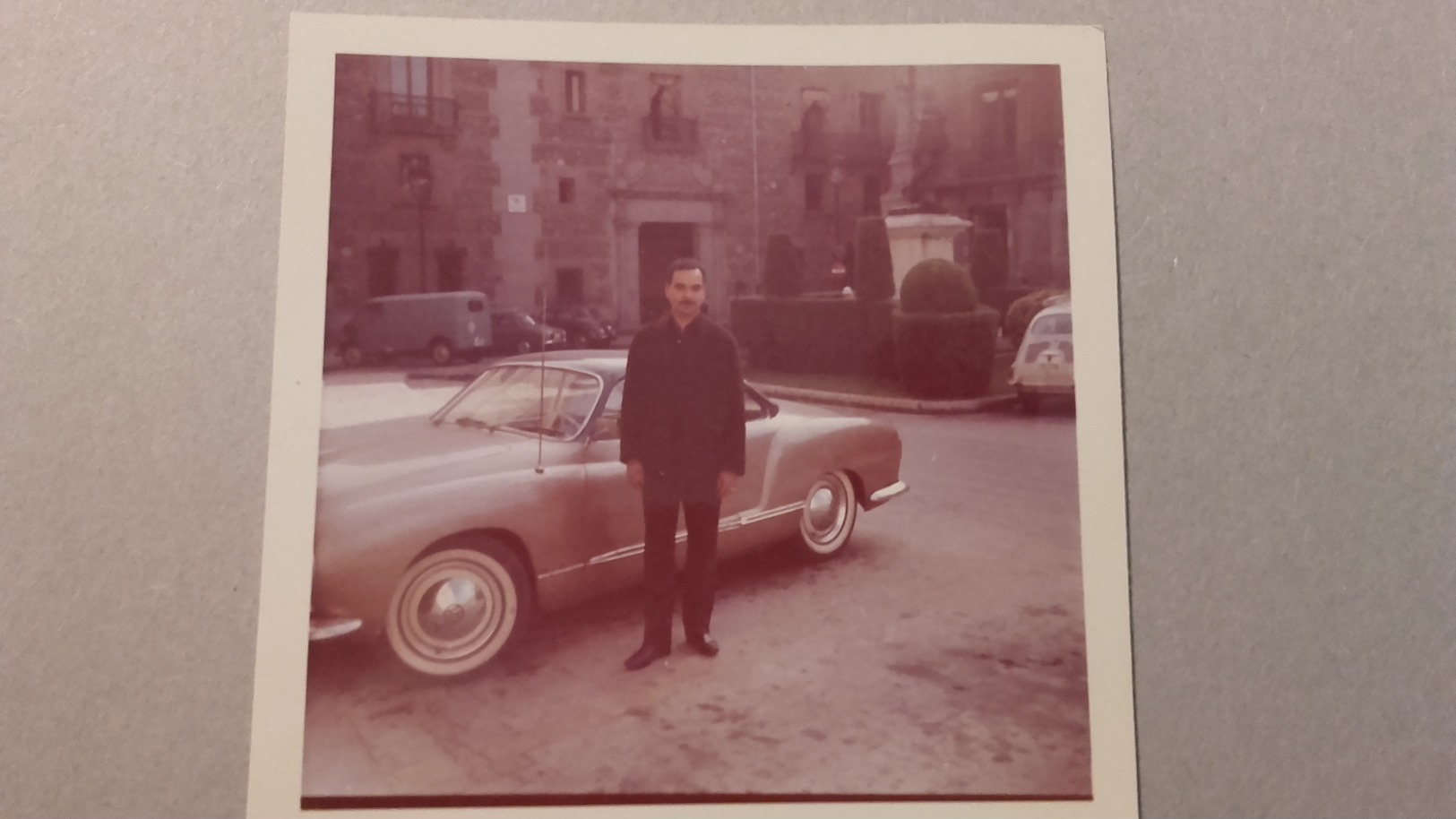 Ancienne Photo D'un Homme Devant Une Voiture Ancienne - Automobiles