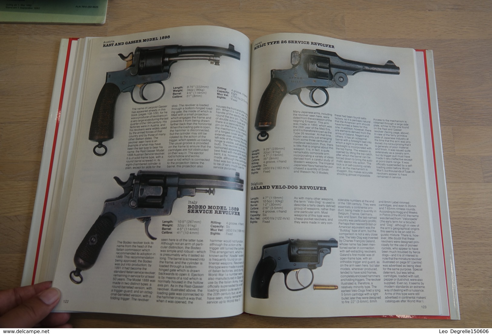 Militaria - BOOKS : Pistols & Revolvers - 208 Pages - 31x23x2cm - Hard Cover - Decotatieve Wapens