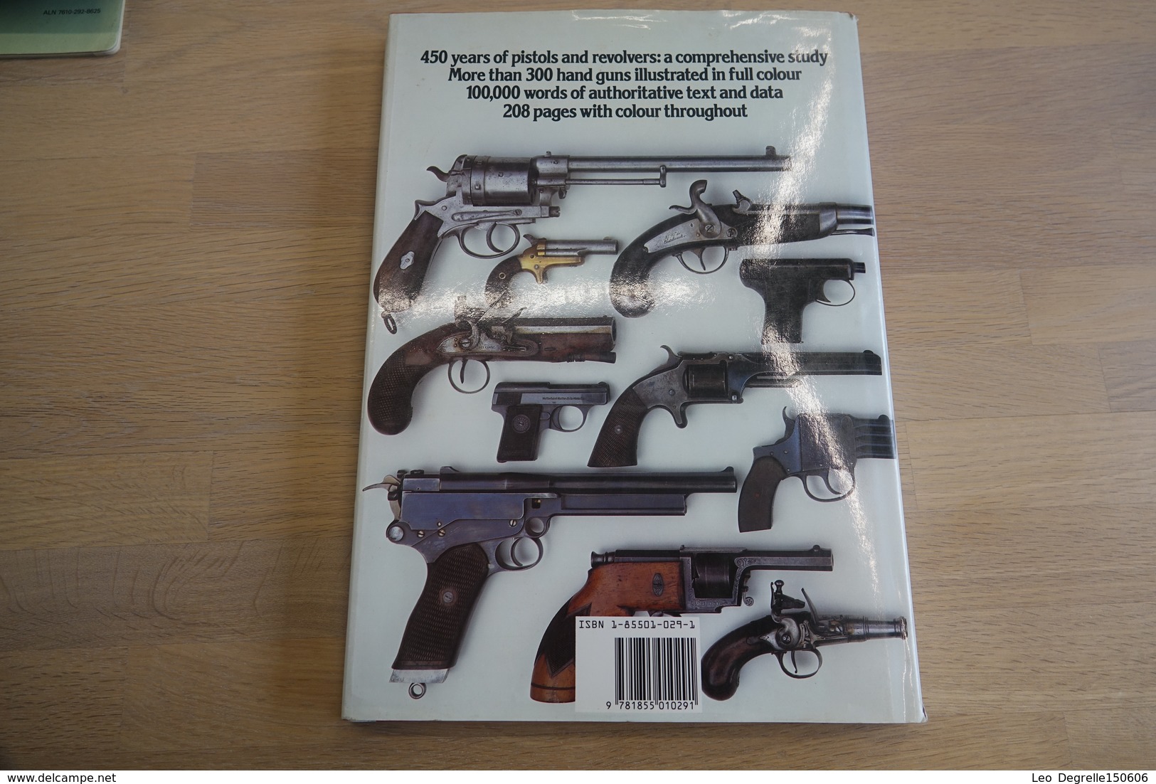 Militaria - BOOKS : Pistols & Revolvers - 208 pages - 31x23x2cm - Hard Cover