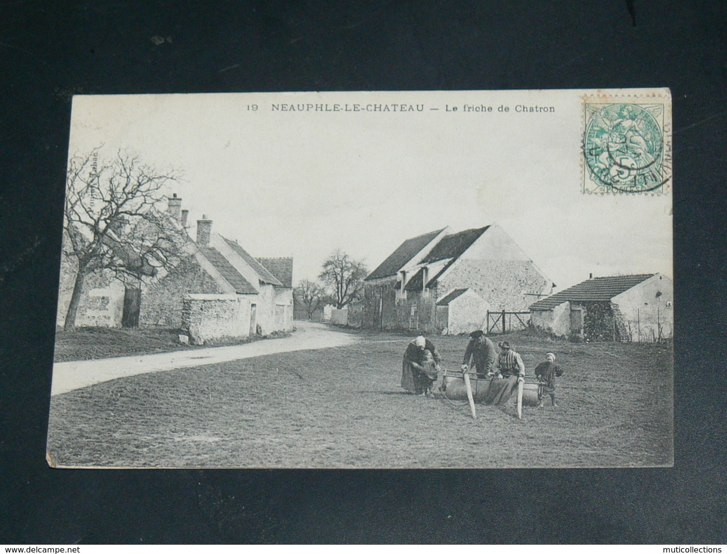 NEAUPHLE LE CHATEAU    / 1910 /    VUE  RUE ANIMEE....   / CIRC /  EDITION - Neauphle Le Chateau