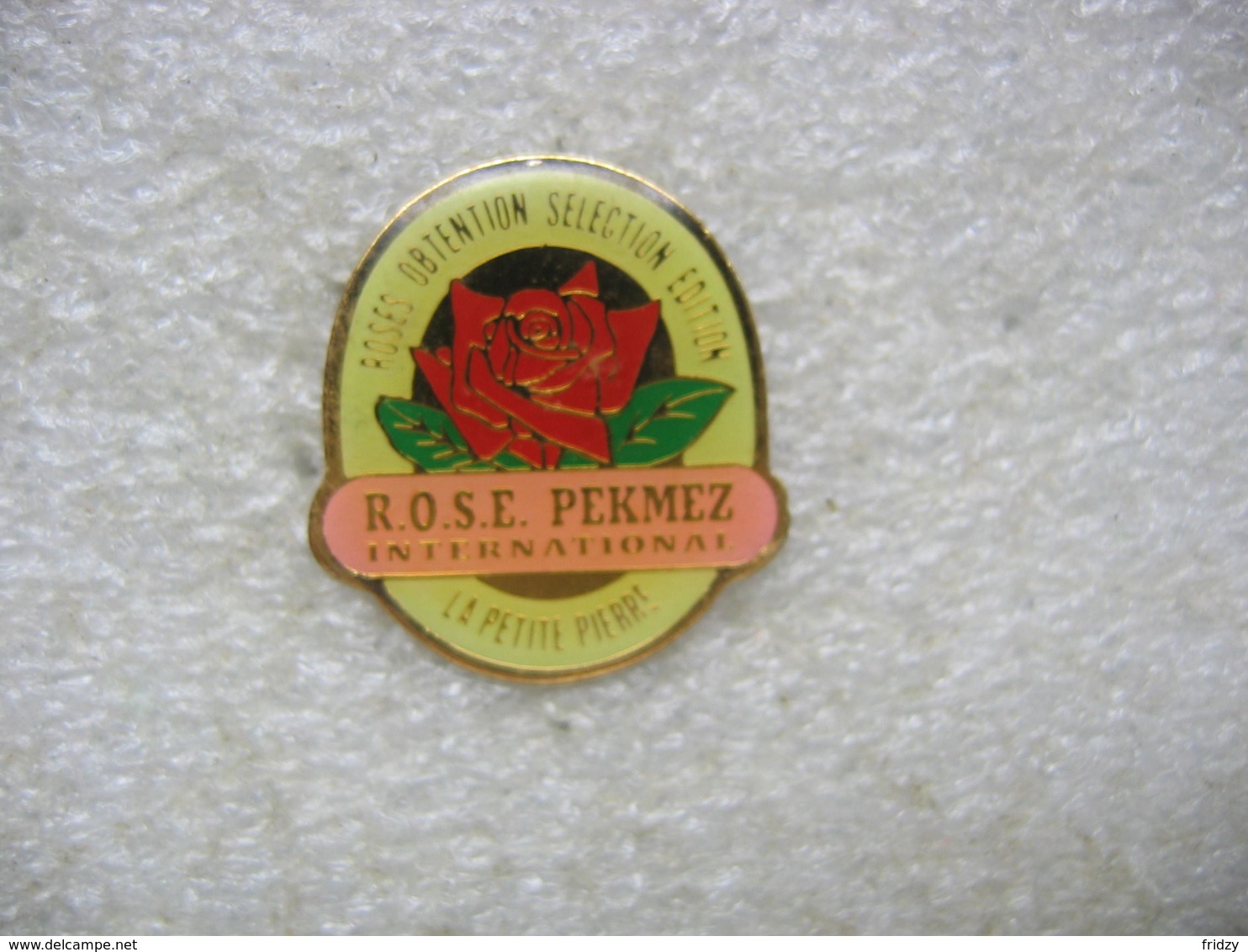 Pin's R.O.S.E. Perkmez International à La Petite Pierre (Dépt 67). Roses Obtention Selection Edition - Autres & Non Classés