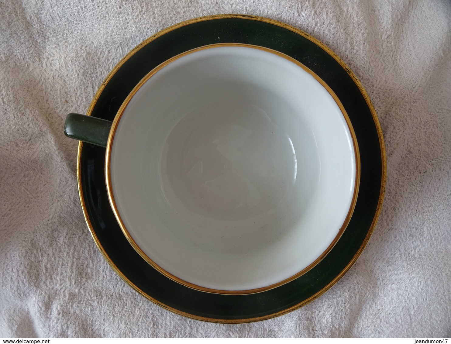 2 GRANDES TASSES A CHOCOLAT ( CAFE ) PORCELAINE APILCO. DIAMETRE TASSE 10 Cms. SOUS-TASSE 16,5 Cms. VERTES ET OR - Cups