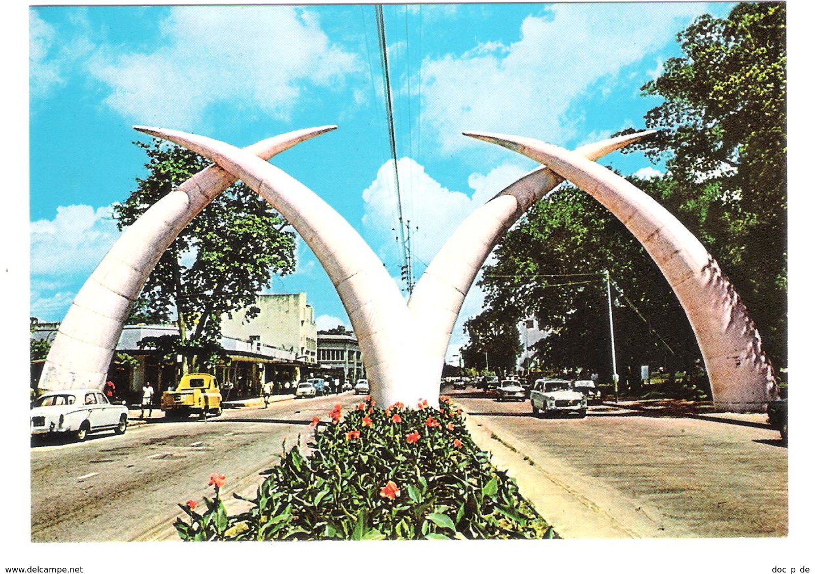 Kenya - Kenia - Mombasa - Giant Tusks - Cars - Autos - Kenia