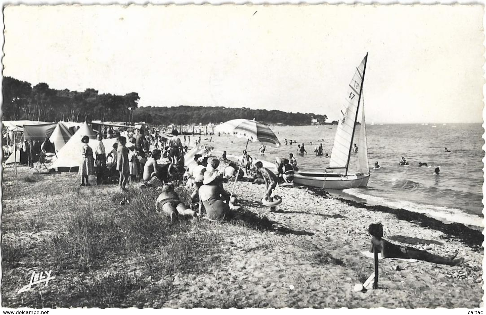 D85 - NOIRMOUTIER - LES SABLEAUX - Nombreuses Personnes-voilier-Tentes- CPSM Dentelée Petit Format En Noir Et Blanc - Noirmoutier