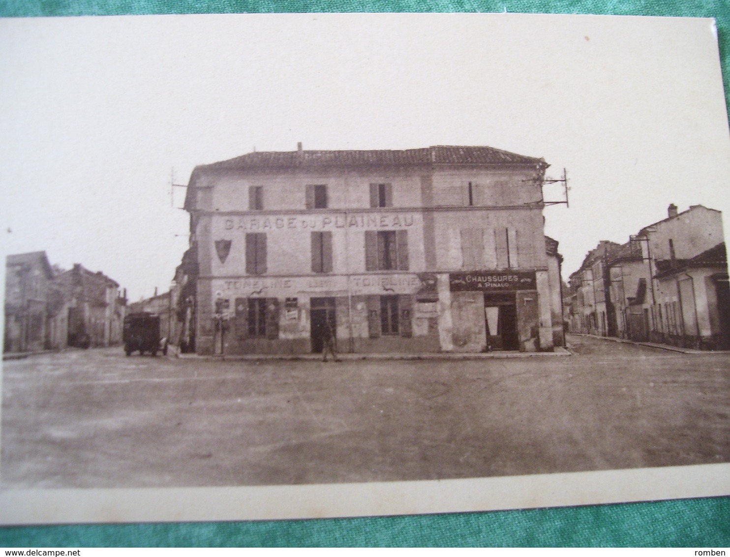 CARTE POSTALE - CHATEAUNEUF (CHARENTE) - PLACE DU PLAINEAU - - Jarnac