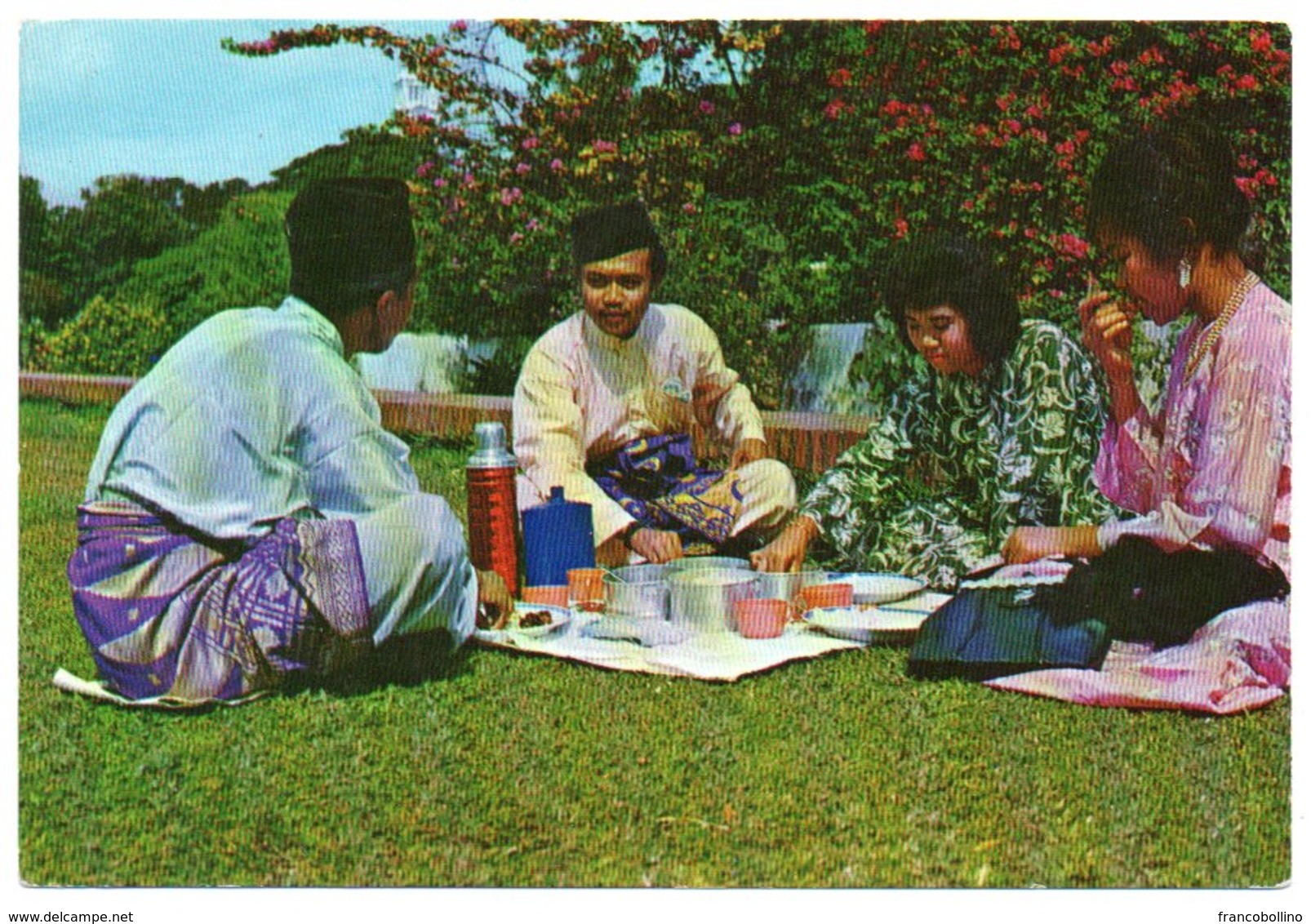 SINGAPORE - QUEEN ELIZABETH WALK - SOME MALAYANS ENIOYING A PICNIC / WITH MALAYSIA THEMATIC STAMPS-BUTTERFLY - Singapore