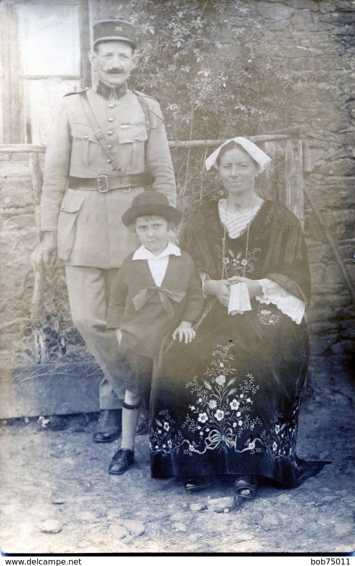 Photo D'un Officier Francais Avec Sa Femme Assise Et Habillée D'une Robe Régional Bretonne  Et Avec Sont Fils A La Ferme - Guerre, Militaire