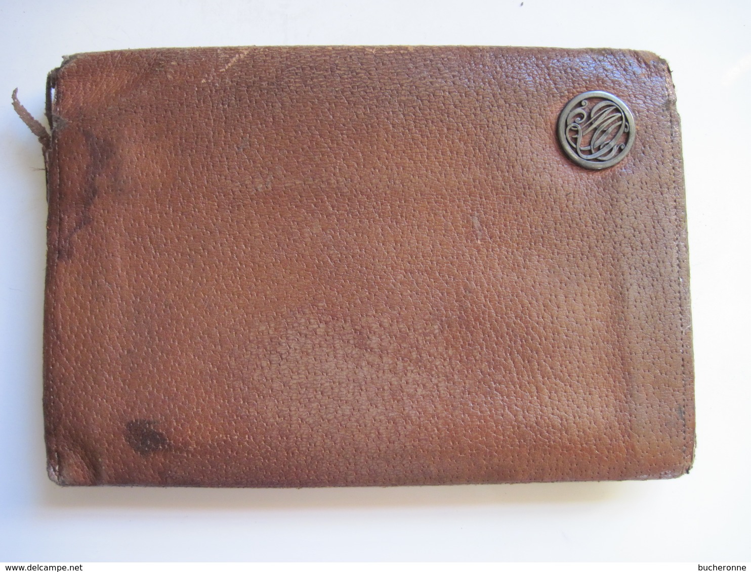 Ancien Porte Feuille Monogrammé (a Retrouvé) De Militaire En Cuir Dans L'état - Autres & Non Classés