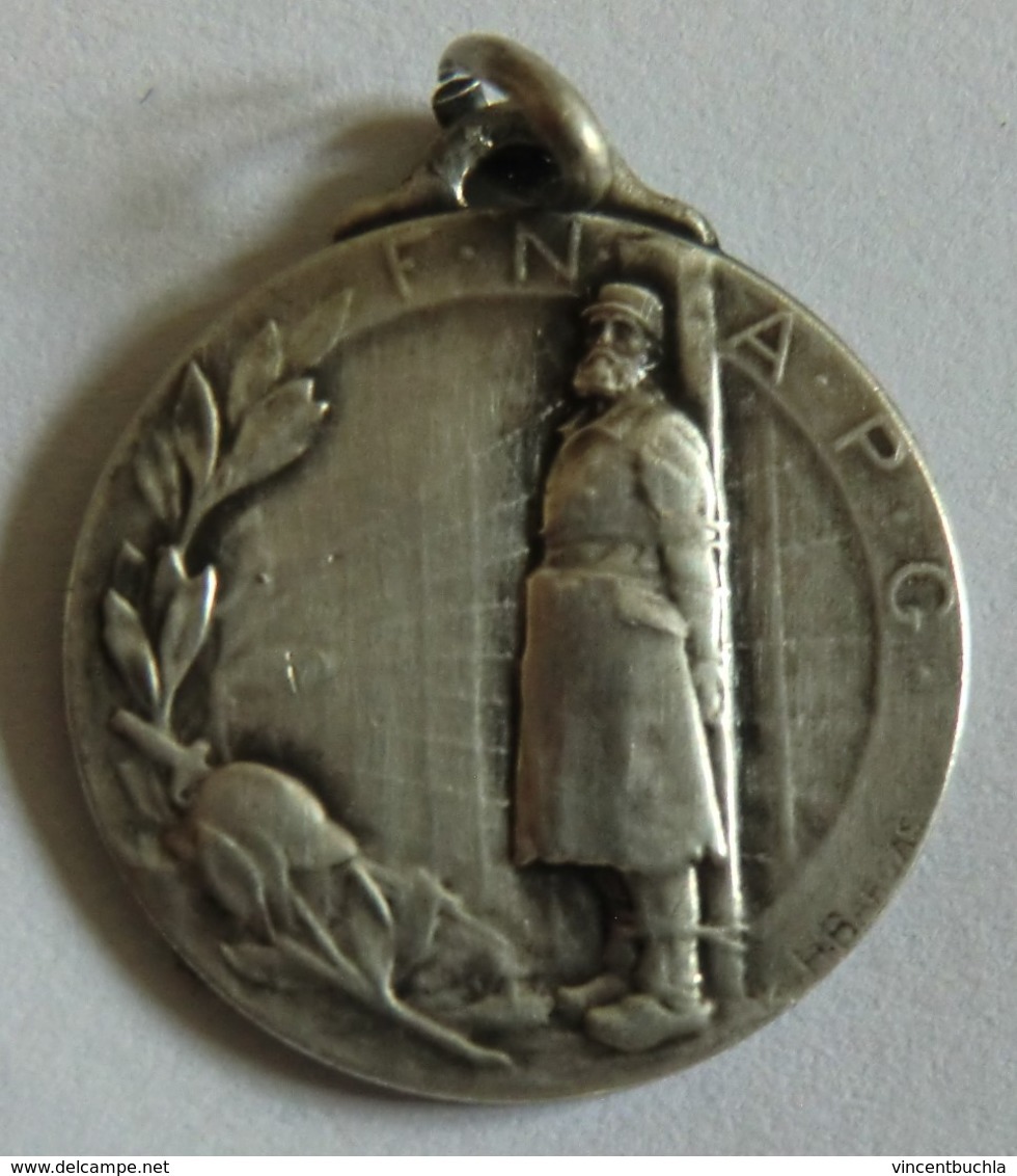 Médaille F.N.A.P.C Fédération Nationale Des Anciens Prisonniers De Guerre Signé H. Bargas 23mm Métal Argenté - Francia