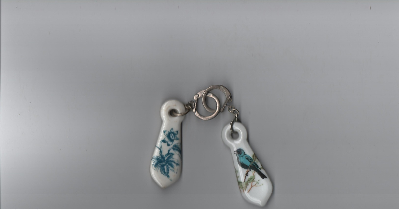 Deux Intéressants Porte Clefs - En Porcelaine "PORCELAINE De PARIS" - Recto Et Verso - Porte-clefs