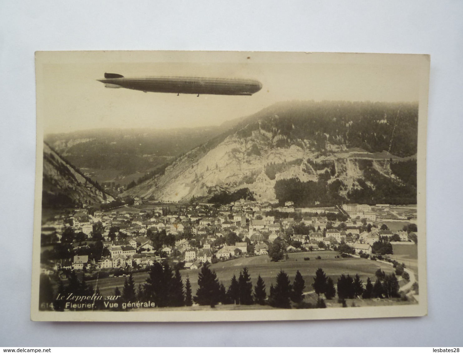 CPA SUISSE  FLEURIER  Un Zeppelin Sur  Vue Générale  . Jui2019-53 - Fleurier