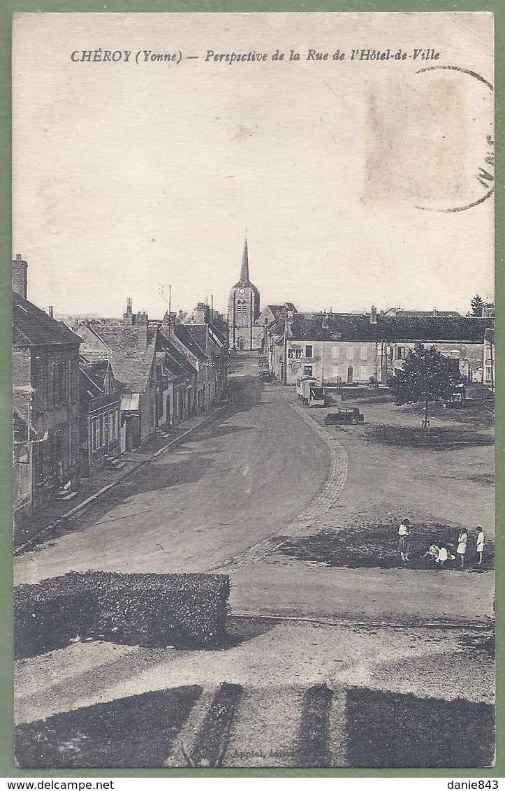 CPA Vue Rare - YONNE - CHEROY -  PERSPECTIVES DE LA RUE DE L'HOTEL DE VILLE - Petite Animation - éditeur Appiel - Cheroy