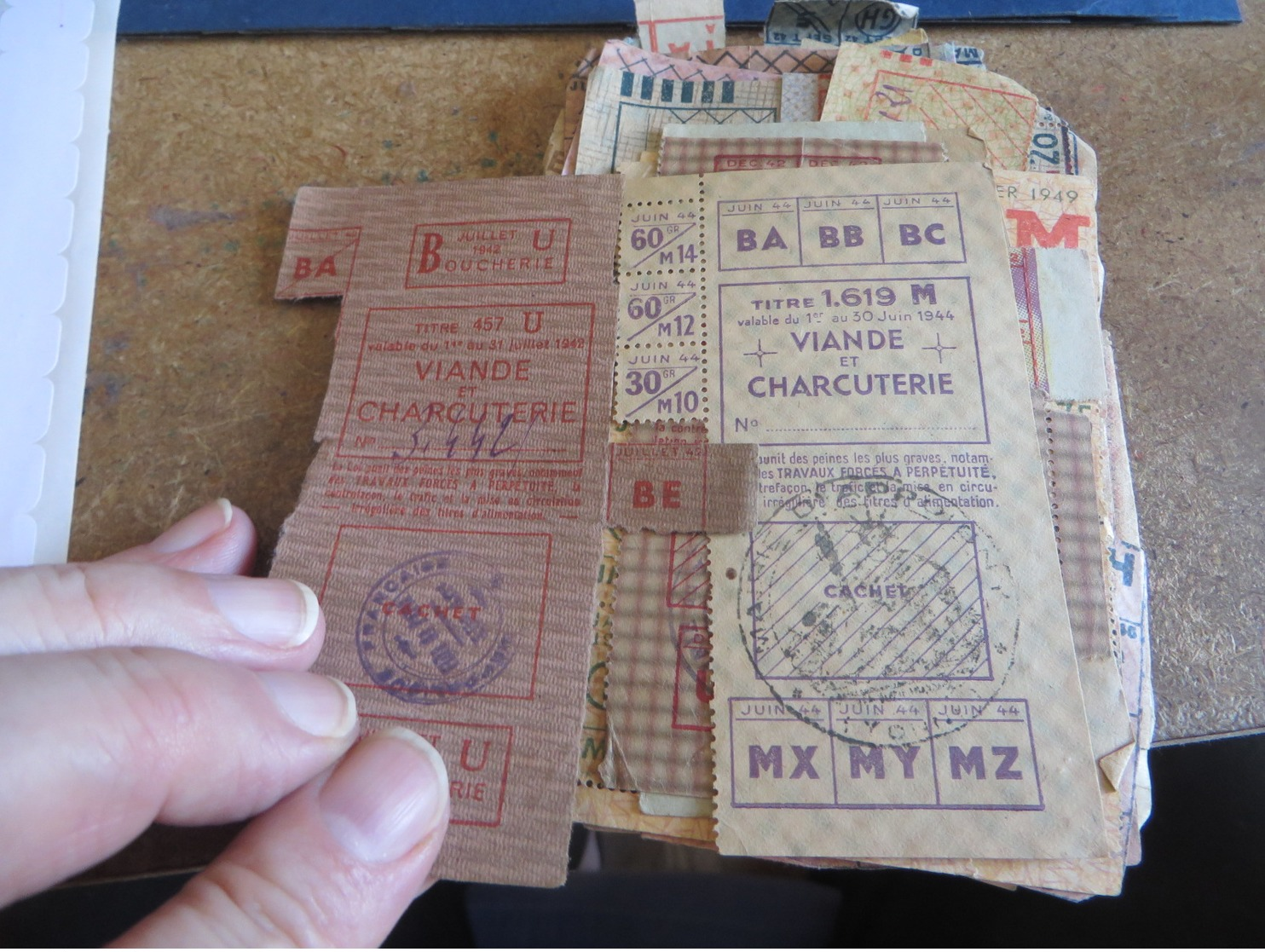 important lot de tickets et timbres de rationnement de GUERRE,,, TOUS  SCANNEES , (lot86)