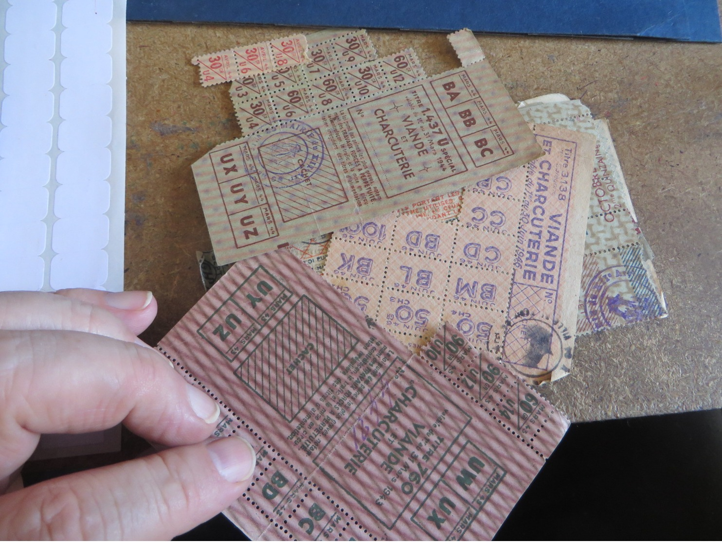 important lot de tickets et timbres de rationnement de GUERRE,,, TOUS  SCANNEES , (lot86)