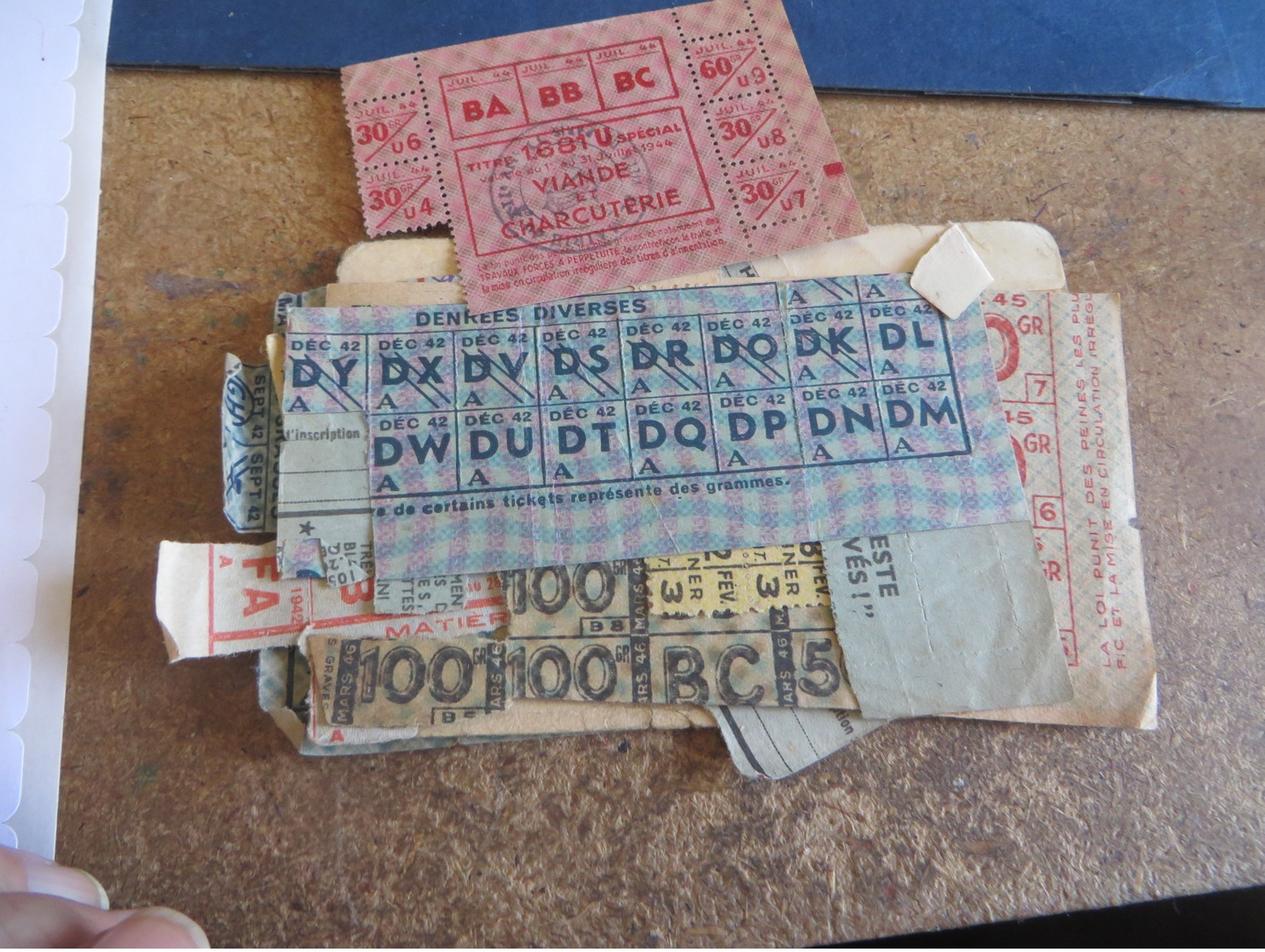 important lot de tickets et timbres de rationnement de GUERRE,,, TOUS  SCANNEES , (lot86)