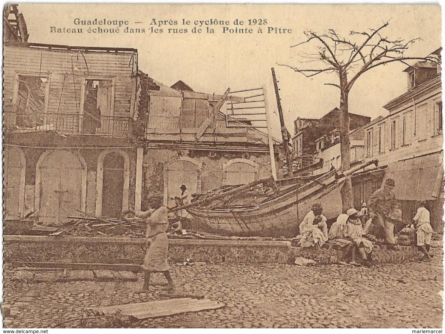 GUADELOUPE - APRES LE CYCLÔNE DE 1928-BATEAU ECHOUE DANS LES RUES DE LA POINTE A PITRE-Plusieurs Personnes - Pointe A Pitre